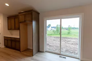 W5890 Edgewood Dr, Menasha, WI 54952 - Photo 9