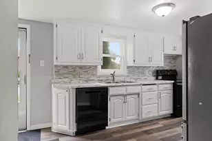 1858 Eastman Ave, Green Bay, WI 54302 - Photo 5