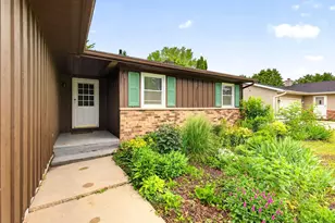 121 Alexander Dr, Neenah, WI 54956 - Photo 3