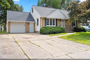 1634 Lilac Ln, Green Bay, WI 54302 - Photo 1