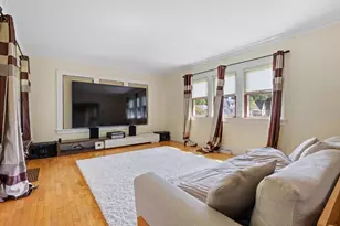 135 W 23rd Ave, Oshkosh, WI 54902 - Photo 9