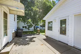 135 W 23rd Ave, Oshkosh, WI 54902 - Photo 33