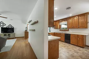 2734 Pioneer Dr, Green Bay, WI 54313 - Photo 9