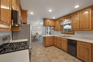 2734 Pioneer Dr, Green Bay, WI 54313 - Photo 11