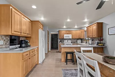 W5546 Mutzy Way, Appleton, WI 54915 - Photo 9