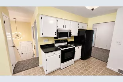 828 W 19th Avenue, Oshkosh, WI 54902 - Photo 3