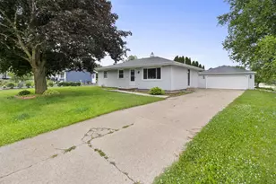 1711 Oriole St, New London, WI 54961 - Photo 3
