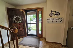 422 S Fox Croft Dr, De Pere, WI 54115 - Photo 3