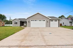 1124 Harold Dr, Menasha, WI 54952 - Photo 1