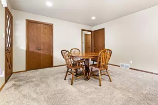 2001 N Douglas St, Appleton, WI 54914 - Photo 15