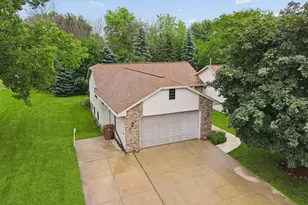 1123 Stillmeadow Ln, Menasha, WI 54952 - Photo 1