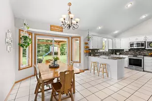 3137 Hartford Ct, Suamico, WI 54313 - Photo 7