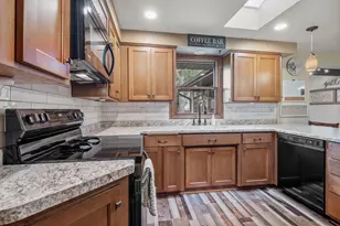 599 Masters Ln, Green Bay, WI 54311 - Photo 9
