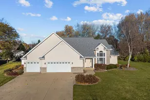 1412 Parkview Dr, New London, WI 54961 - Photo 3