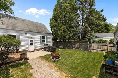 882 Higgins Avenue, Neenah, WI 54956 - Photo 9