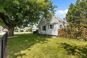 882 Higgins Ave, Neenah, WI 54956 - Photo 7