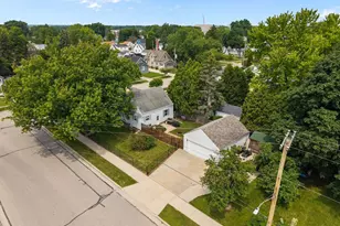 882 Higgins Ave, Neenah, WI 54956 - Photo 5