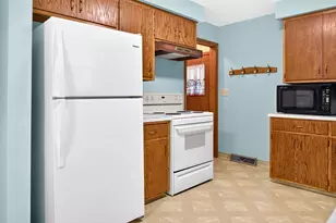 1049 Gregory St, Neenah, WI 54956 - Photo 11