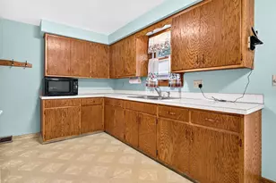 1049 Gregory St, Neenah, WI 54956 - Photo 7