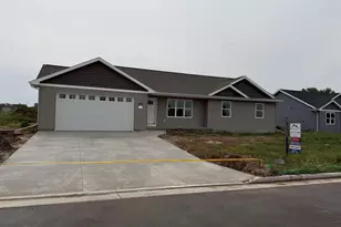 542 Riverview Dr, Berlin, WI 54923 - Photo 1