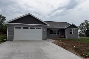 530 Riverview Dr, Berlin, WI 54923 - Photo 1