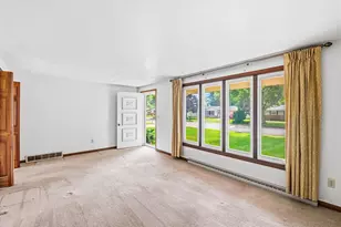 519 Robert Ln, Green Bay, WI 54311 - Photo 5