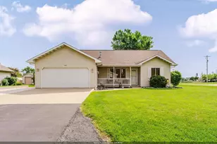 1202 Willow Bend Ln, Oshkosh, WI 54904 - Photo 1