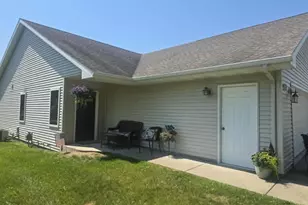 961 Charles Wright Dr, Waupaca, WI 54981 - Photo 3