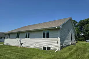 961 Charles Wright Dr, Waupaca, WI 54981 - Photo 5