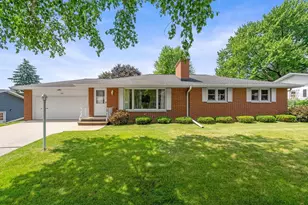 935 Marvelle Ln, Green Bay, WI 54304 - Photo 1