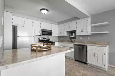 2440 Meadow Park Drive, Green Bay, WI 54311 - Photo 11