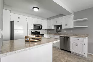 2440 Meadow Park Dr, Green Bay, WI 54311 - Photo 11
