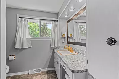 826 Fieldcrest Drive, Neenah, WI 54956 - Photo 15
