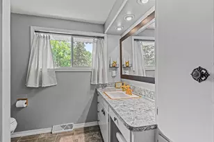 826 Fieldcrest Dr, Neenah, WI 54956 - Photo 15