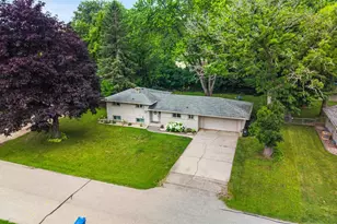 826 Fieldcrest Dr, Neenah, WI 54956 - Photo 35