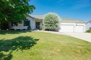 8 Hampton Ct, Fond du Lac, WI 54935 - Photo 1