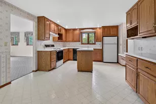 713 Canberry Ct, De Pere, WI 54115 - Photo 3