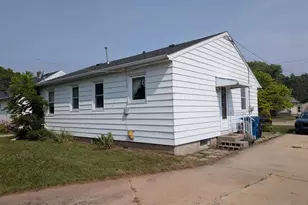 415 W 19th Ave, Oshkosh, WI 54902 - Photo 3