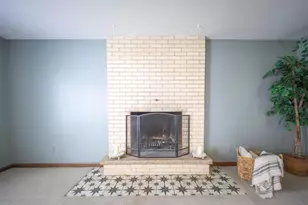 559 Hilltop Dr, Green Bay, WI 54301 - Photo 5