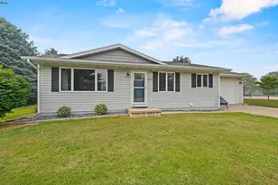 405 W Greenfield Ave, Algoma, WI 54201 - Photo 3