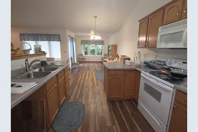 82 Queens Way, Fond du Lac, WI 54935 - Photo 7