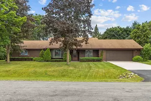 301 Oak Manor Dr, Oshkosh, WI 54904 - Photo 1
