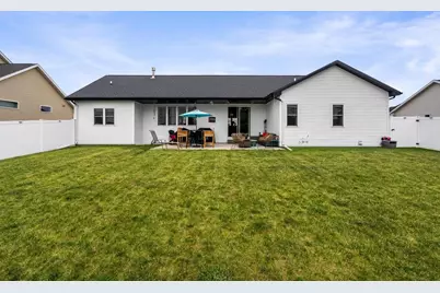 W5638 Hoelzel Way, Appleton, WI 54915 - Photo 3