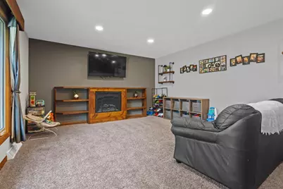 524 E Briar Lane, Green Bay, WI 54301 - Photo 11