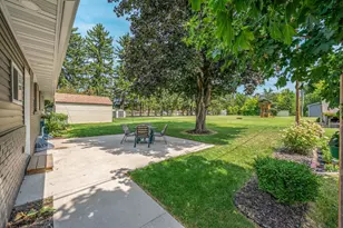 906 Oshkosh St, New London, WI 54961 - Photo 3