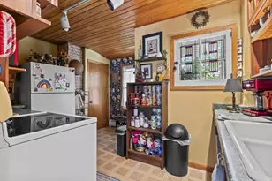 215 N Division St, Waupaca, WI 54981 - Photo 9