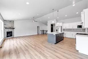 2735 Hillsdale Ct, Green Bay, WI 54313 - Photo 7