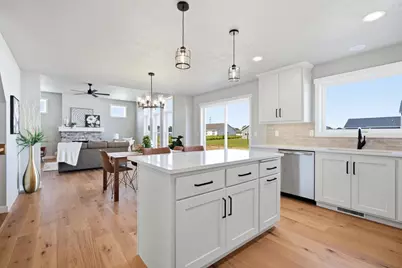 N8871 Killarney Way, Menasha, WI 54952 - Photo 9