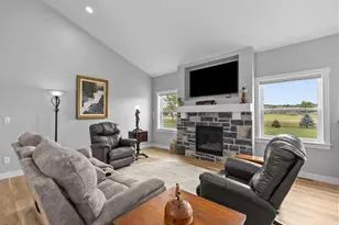 1448 Foxfire Ct, Waupaca, WI 54981 - Photo 9