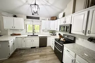 3238 Isaac Ln, Oshkosh, WI 54902 - Photo 7